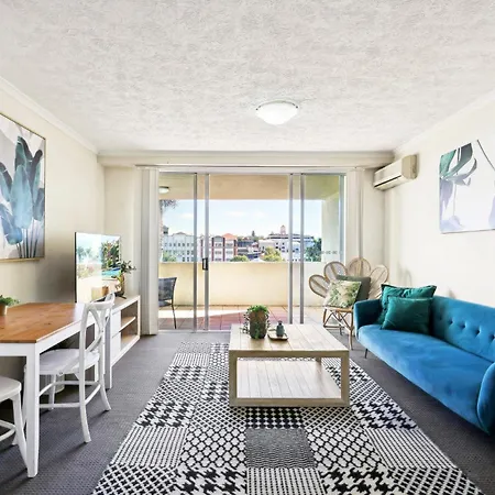 Inner-City 1-Bed With Pool & Spa Apartment *