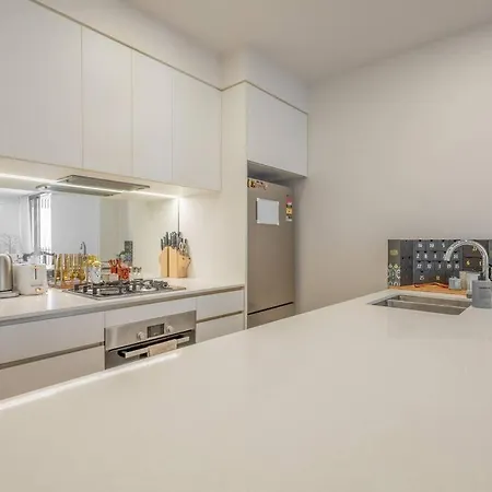 Apartment West End Boutique - Private With Pool & Shops Downstairs *