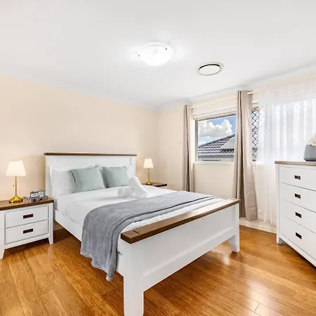 Spacious Located Family House At Sunnybank Holiday home