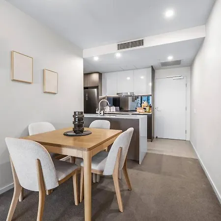 Modern Style 1bed 1bath Balcony Pool Cbd Apartment *