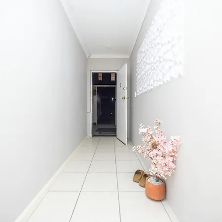 Queen Bedroom In Shared 2m