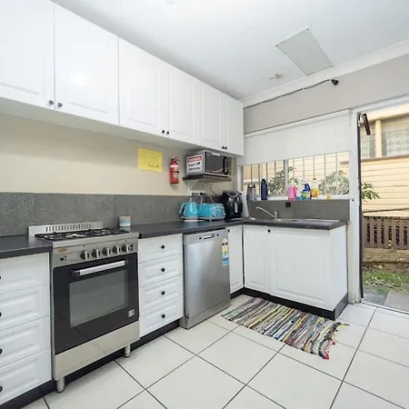 Queen Bedroom In Shared 2m Brisbane