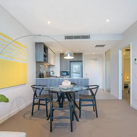 'urban Lushscape' Riverside Retreat In Newstead Apartment
