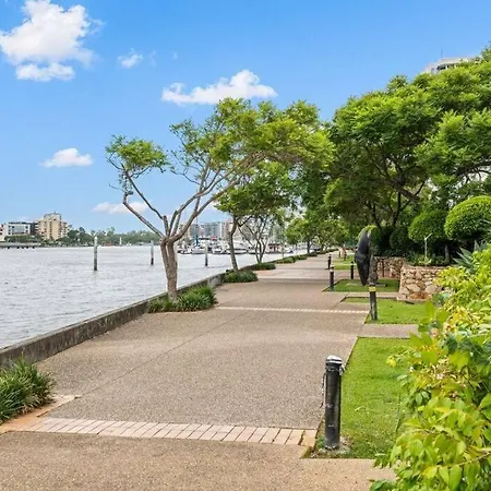 Apartment Main Point 1bed 1bath 1car 5 Mins To Cbd *