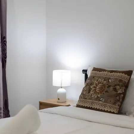 Malls At Doorstep 2-bed Unit In Heart Of Cannon Hill Brisbane