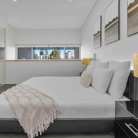 Entire 2 Bedroom Penthouse With Carpark Apartment