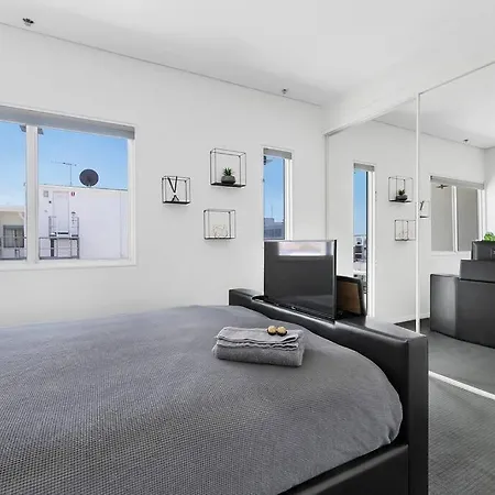 Entire 2 Bedroom Penthouse With Carpark