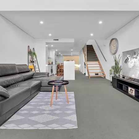Entire 2 Bedroom Penthouse With Carpark