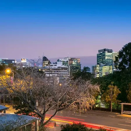 Entire 2 Bedroom Penthouse With Carpark Apartment *