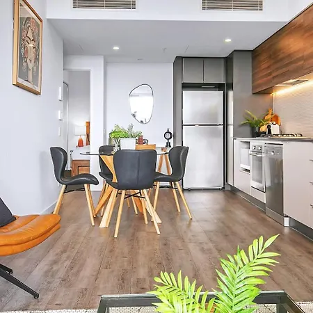 Above King With Rooftop Pool Deck Apartment
