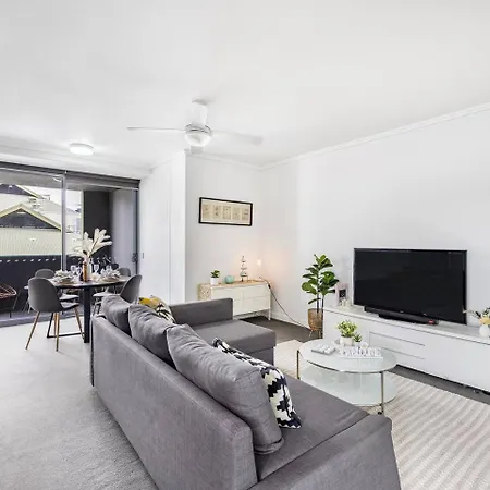 Steps To High End Cafes And Shops Deck N Pool *