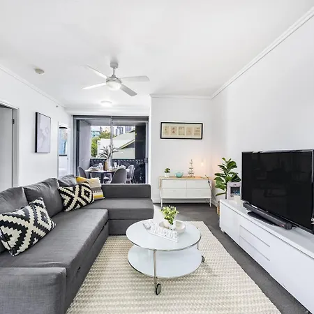 Steps To High End Cafes And Shops Deck N Pool Brisbane