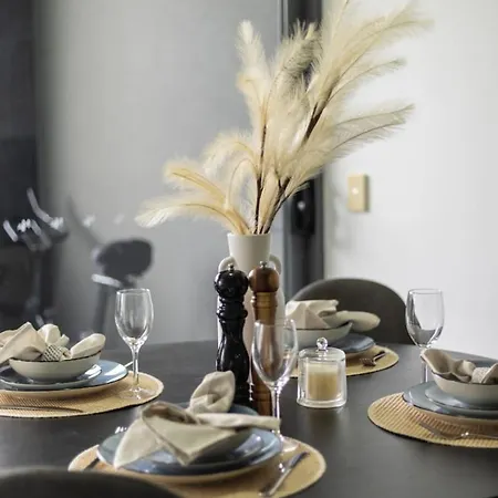 Steps To High End Cafes And Shops Deck N Pool Apartment Brisbane