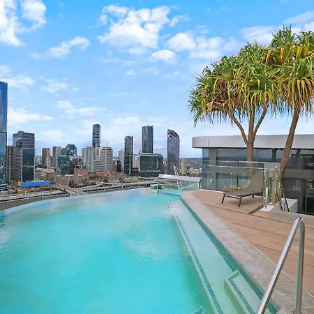 Above King With Rooftop Pool Deck Brisbane