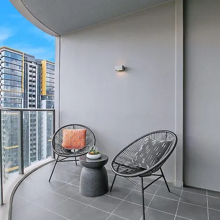 Above King With Rooftop Pool Deck Brisbane