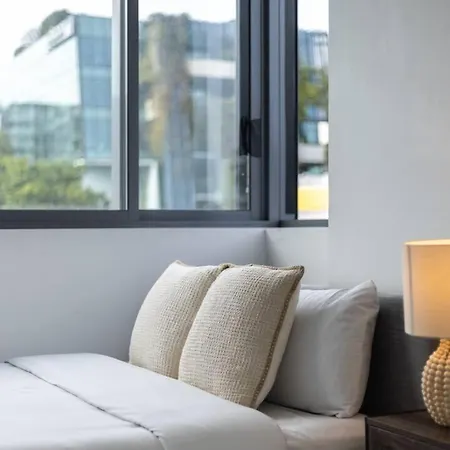Steps To High End Cafes And Shops Deck N Pool * Brisbane