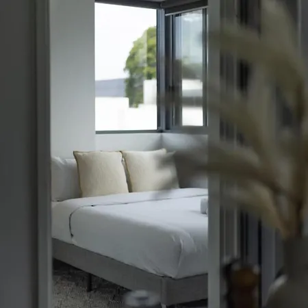 Steps To High End Cafes And Shops Deck N Pool Apartment *