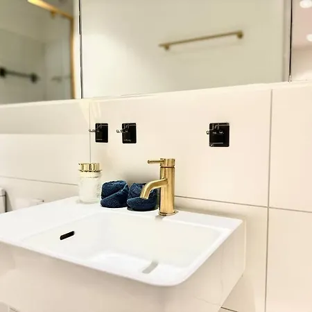 Chic Living 2br At Milton Apartment *