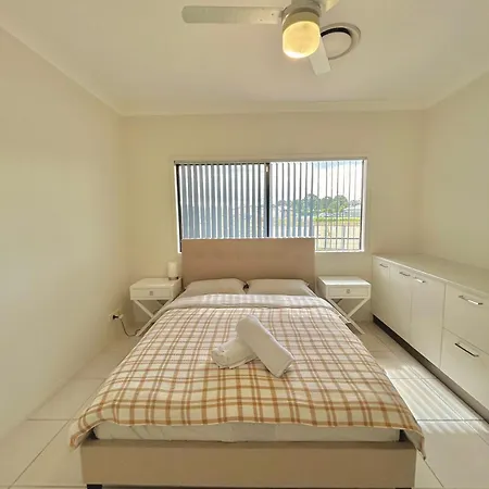 7 Bedrooms 20 Mins To 25 Acres Of Space Villa