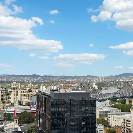 Inner-city 1-bed With Stunning Views, Pool & Gym Apartment
