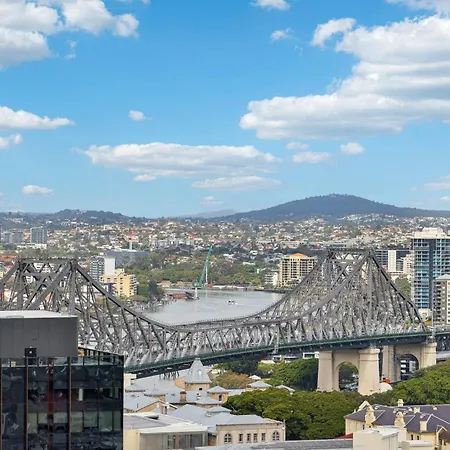 Apartment Inner-city 1-bed With Stunning Views, Pool & Gym