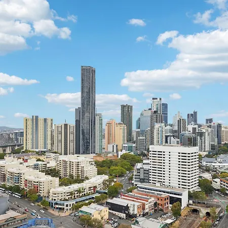 Inner-city 1-bed With Stunning Views, Pool & Gym *