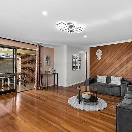 Spacious Upstair Comforts 13km From Cbd&airport Holiday home