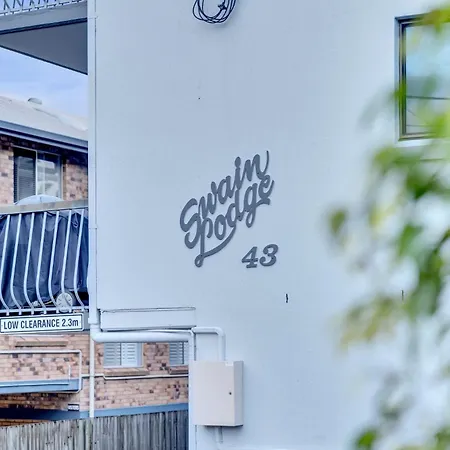 Cosy 2-bed In Leafy Street With Outdoor Dining Brisbane