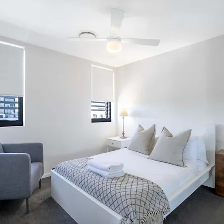 Apartment Contemporary Apt, Premium Local, Wifi, Wine, Cafes By Custom Hosting *