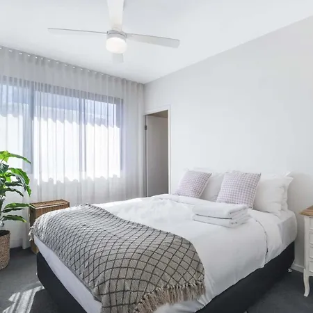 Contemporary Apt, Premium Local, Wifi, Wine, Cafes By Custom Hosting Apartment *