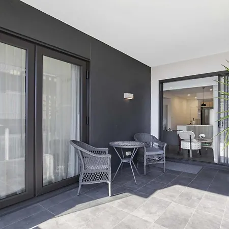 Contemporary Apt, Premium Local, Wifi, Wine, Cafes By Custom Hosting Apartment *