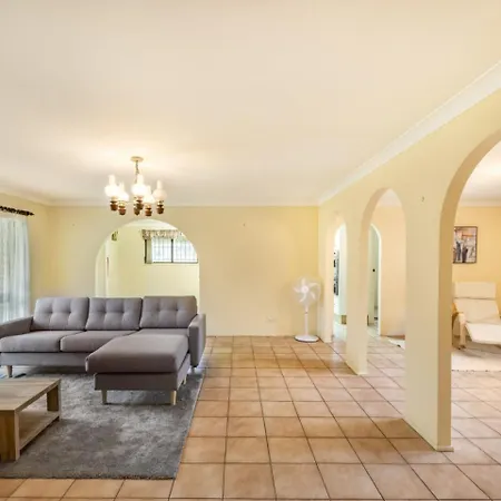 Holiday home Steps From Mall Super Convenient 3br Cozy House *