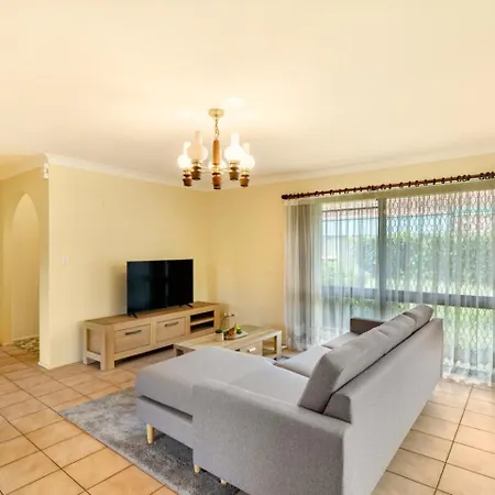 Holiday home Steps From Mall Super Convenient 3br Cozy House
