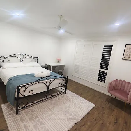 Guest house Luxury 3 Bedroom House Near Emp 3*