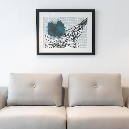 Modern Meets The Gabba Apartment *