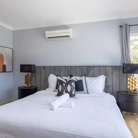 Bauhaus Design 5 Bedrooms At Carindale Holiday home *