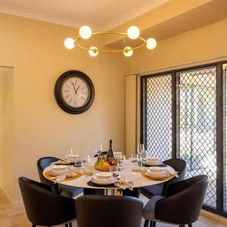 Bauhaus Design 5 Bedrooms At Carindale Holiday home Brisbane
