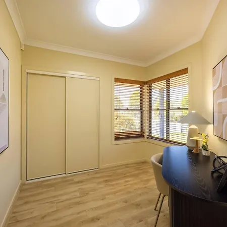 Bauhaus Design 5 Bedrooms At Carindale *