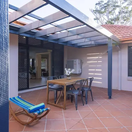 Holiday home Bauhaus Design 5 Bedrooms At Carindale *