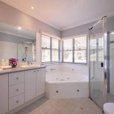 Holiday home Bauhaus Design 5 Bedrooms At Carindale Brisbane