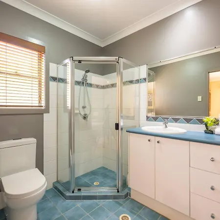 Bauhaus Design 5 Bedrooms At Carindale *