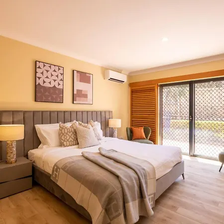 Bauhaus Design 5 Bedrooms At Carindale Holiday home