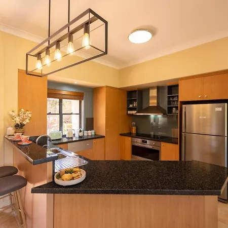 Holiday home Bauhaus Design 5 Bedrooms At Carindale *
