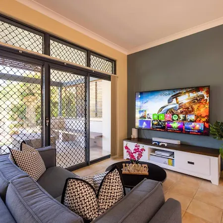 Holiday home Bauhaus Design 5 Bedrooms At Carindale Brisbane