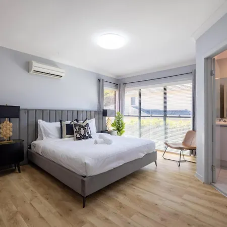 Bauhaus Design 5 Bedrooms At Carindale *