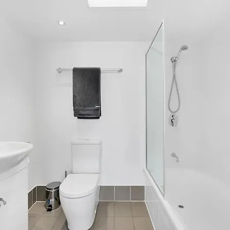 Entire 2 Bedroom Penthouse With Carpark Brisbane
