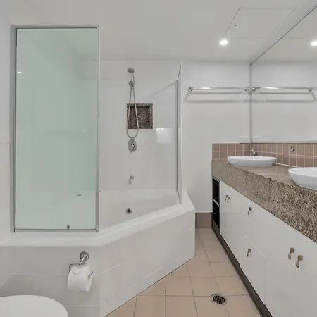 Entire 2 Bedroom Penthouse With Carpark *