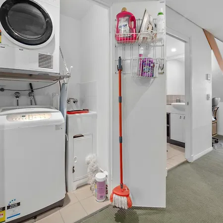 Entire 2 Bedroom Penthouse With Carpark Brisbane