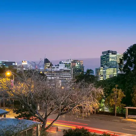 Entire 2 Bedroom Penthouse With Carpark Apartment *