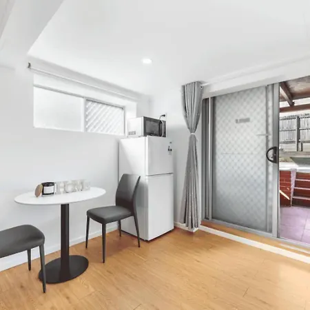 1 Bedroom Unit Near Highway Transports N Shops Apartment *